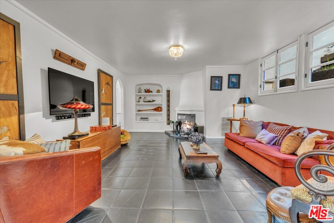 2270 Benedict Canyon Dr