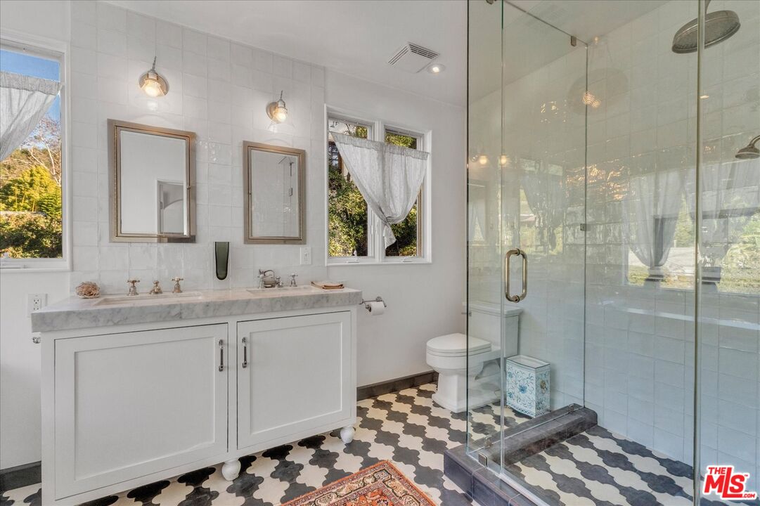 2270 Benedict Canyon Dr