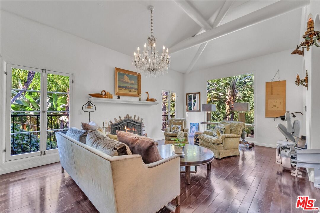 2270 Benedict Canyon Dr