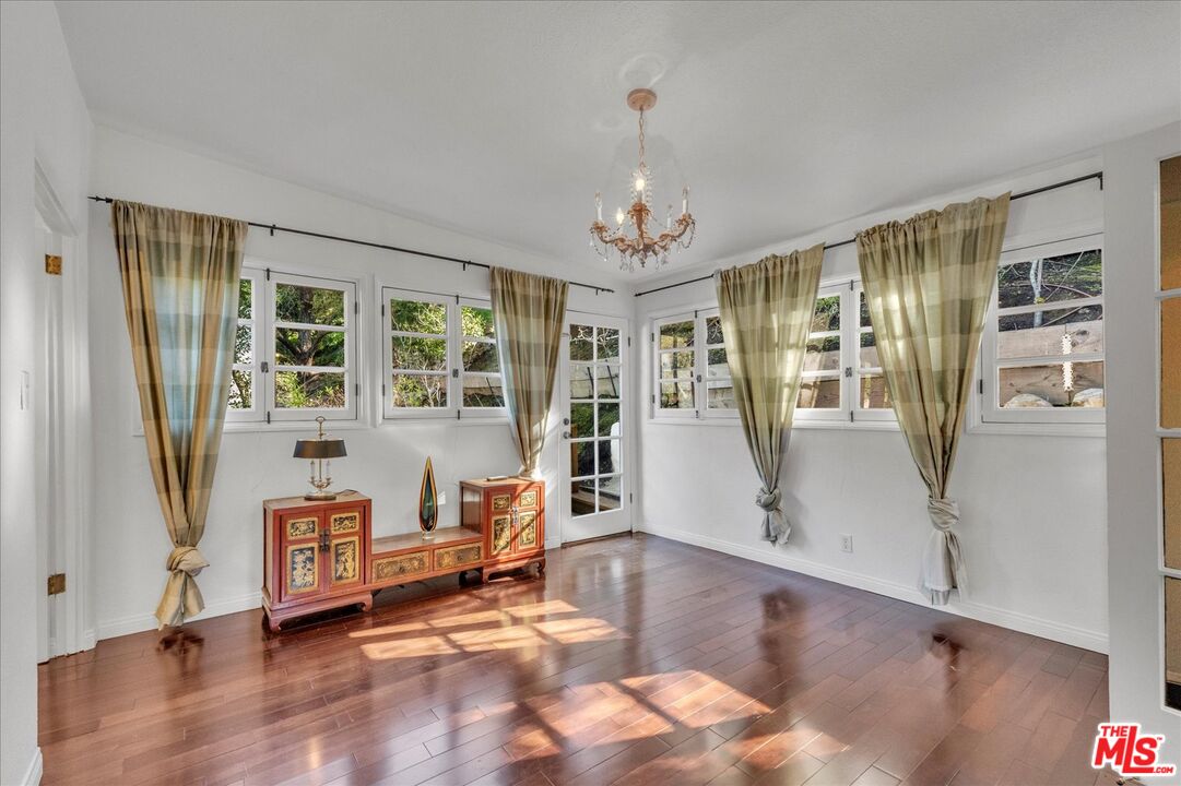 2270 Benedict Canyon Dr