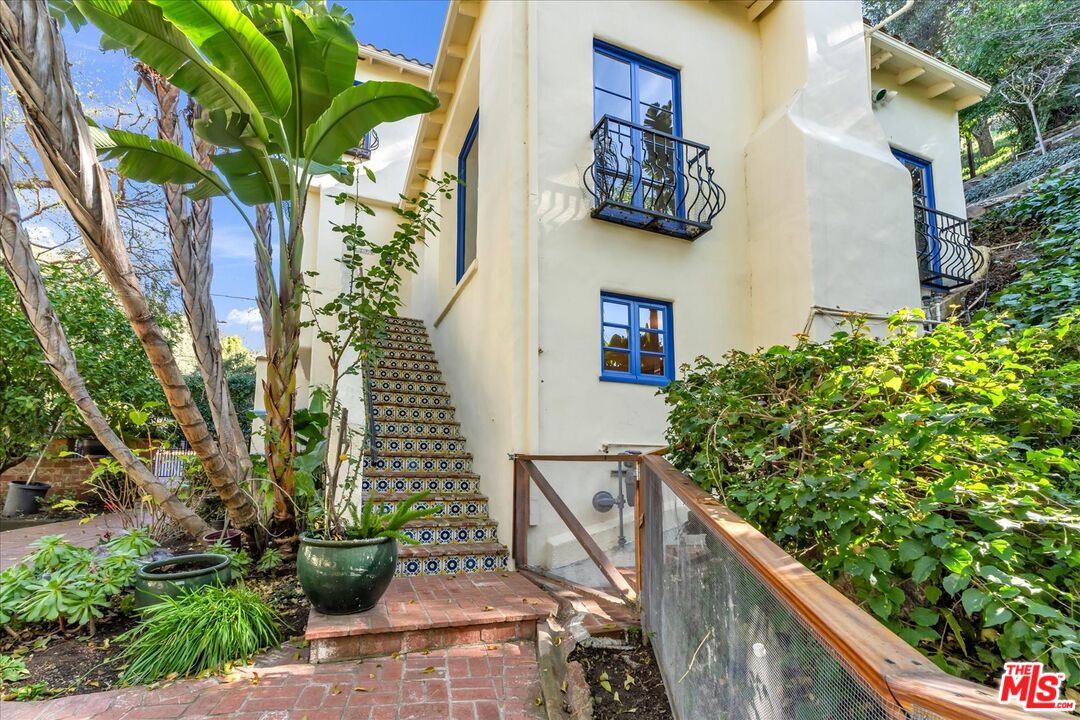 2270 Benedict Canyon Dr