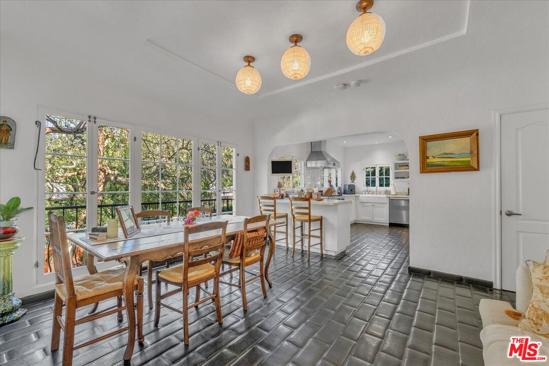 2270 Benedict Canyon Dr