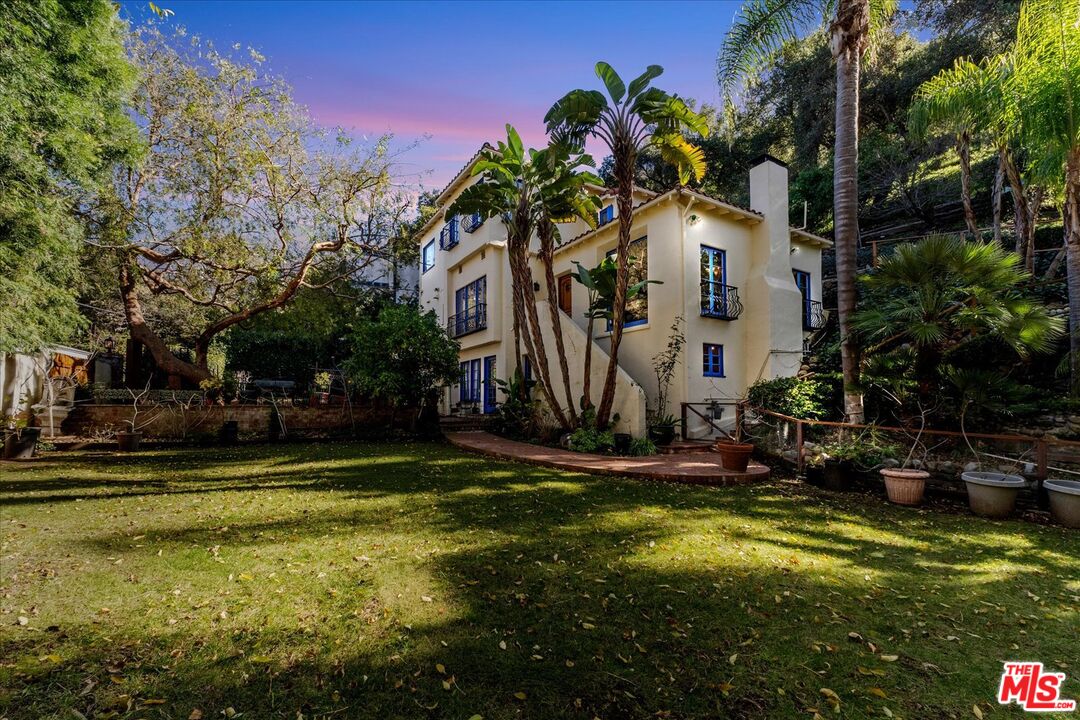 2270 Benedict Canyon Dr