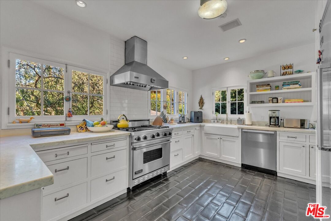 2270 Benedict Canyon Dr