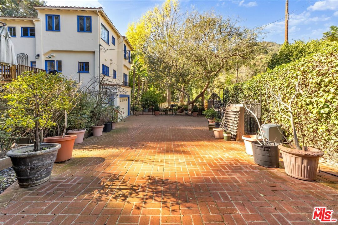 2270 Benedict Canyon Dr