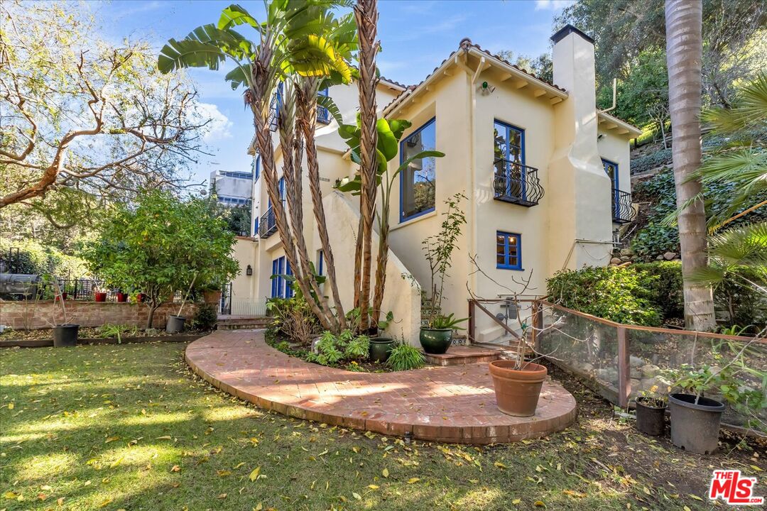 2270 Benedict Canyon Dr