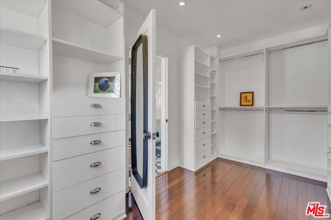 2270 Benedict Canyon Dr