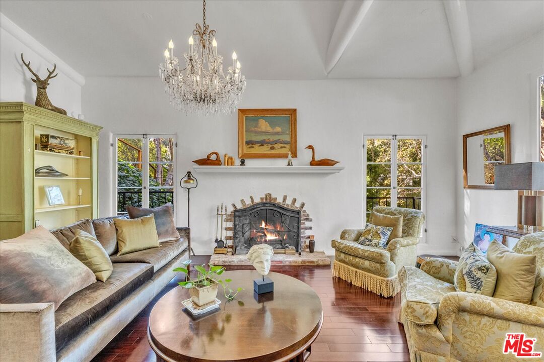 2270 Benedict Canyon Dr