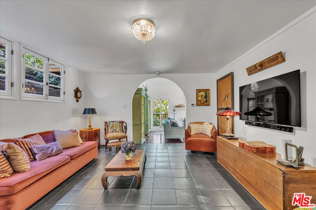 2270 Benedict Canyon Dr