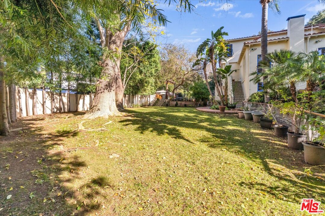 2270 Benedict Canyon Dr