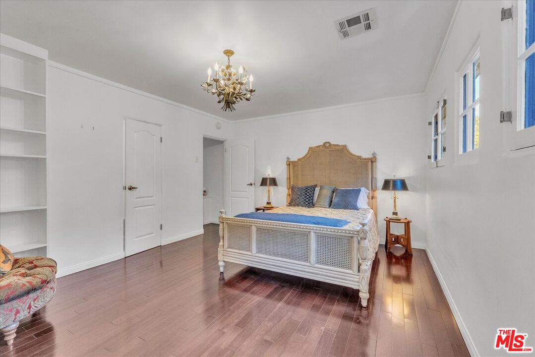 2270 Benedict Canyon Dr