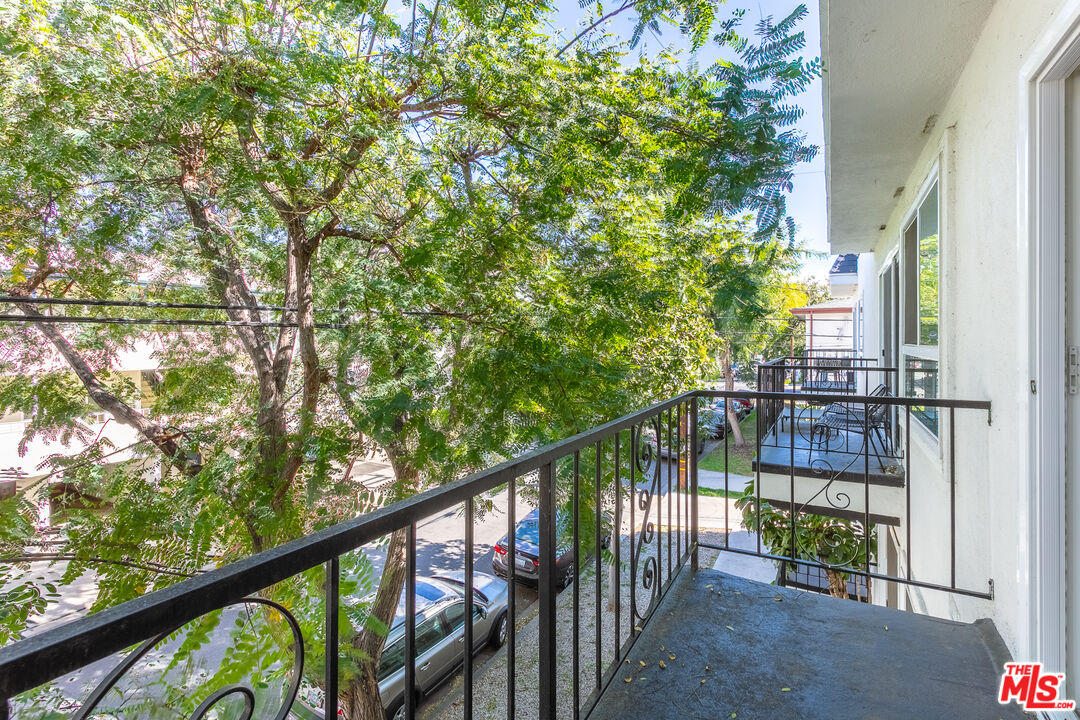 560 N KINGS RD Unit: 2