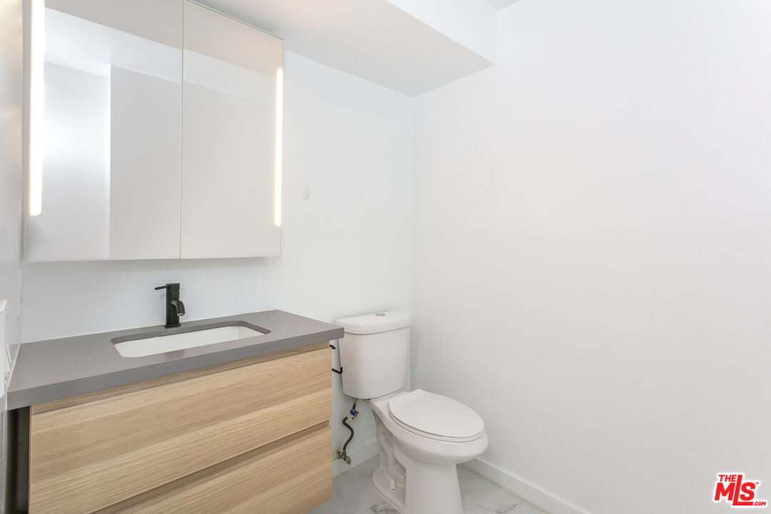 560 N KINGS RD Unit: 2