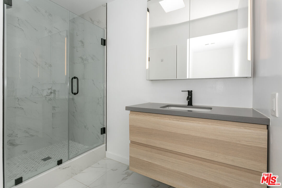 560 N KINGS RD Unit: 2