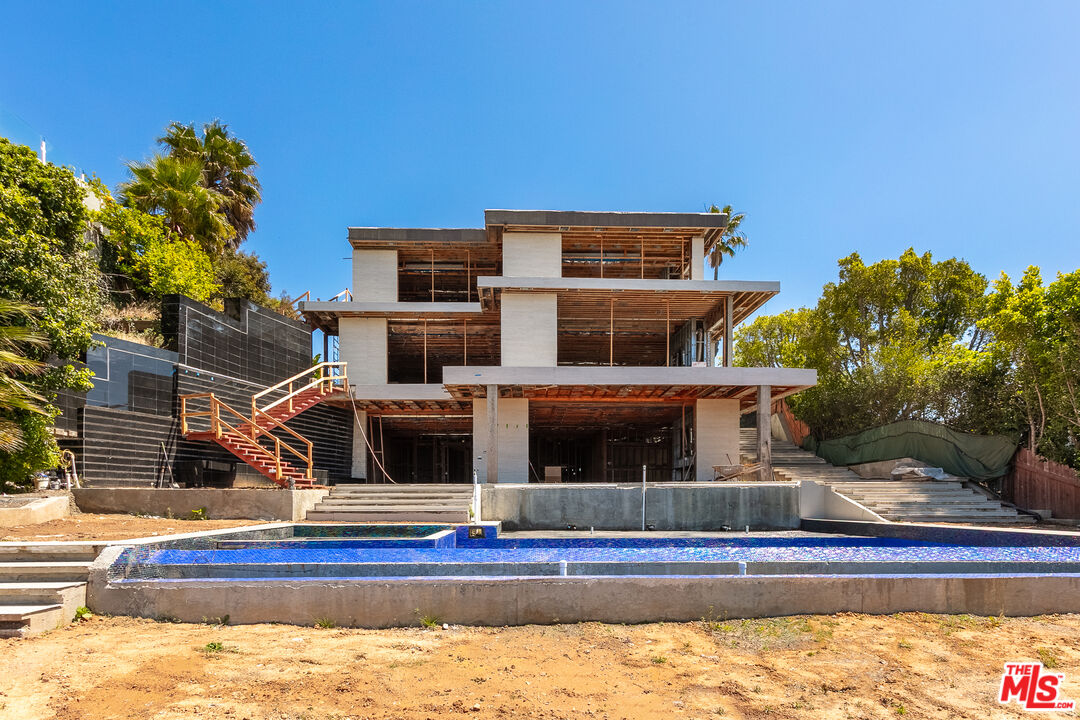 1227 Roberto Ln