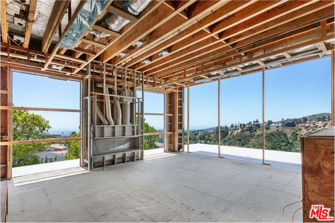 1227 Roberto Ln