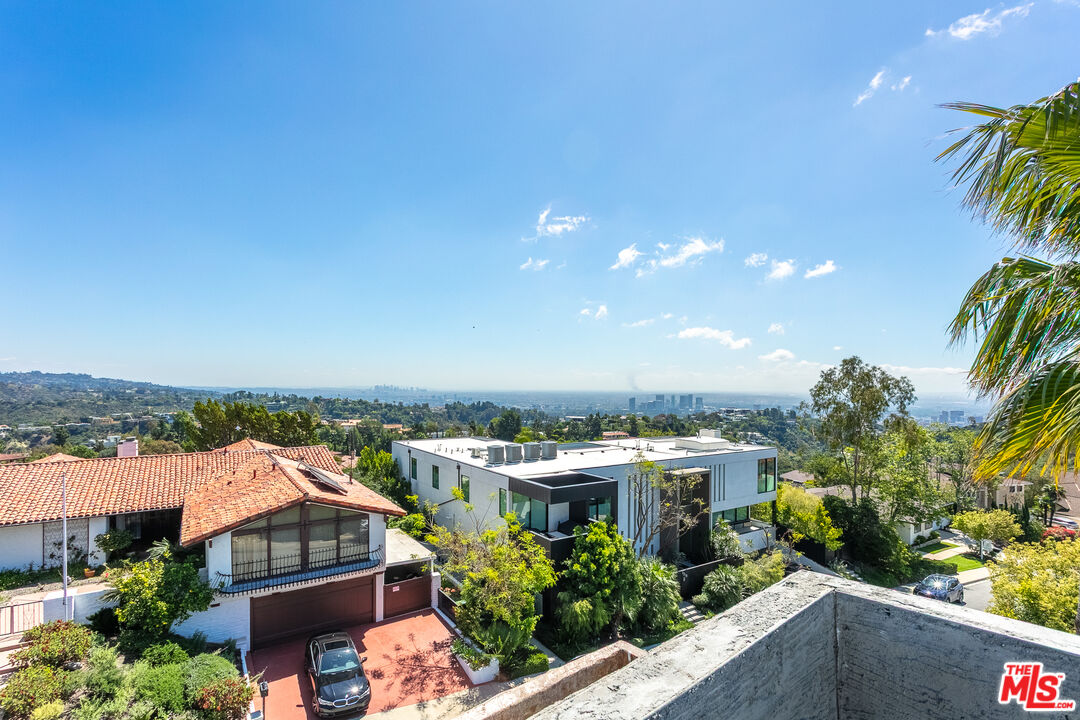 1227 Roberto Ln