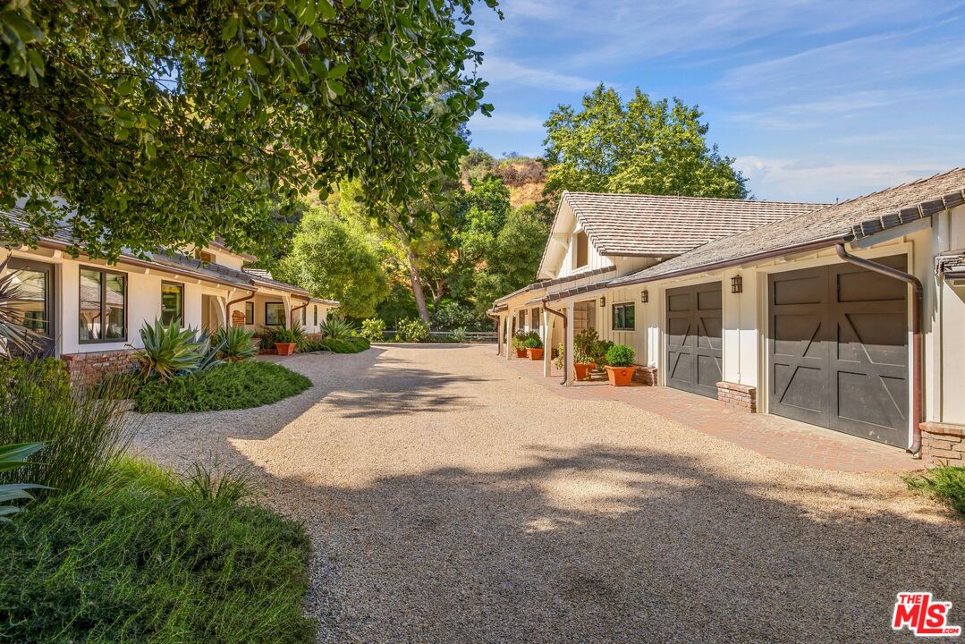 3099 Mandeville Canyon Rd