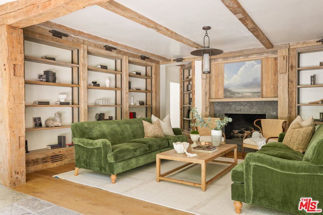 3099 Mandeville Canyon Rd