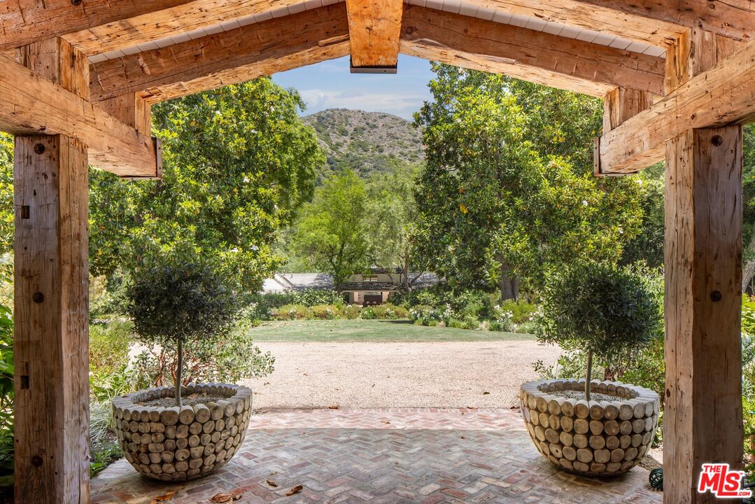 3099 Mandeville Canyon Rd