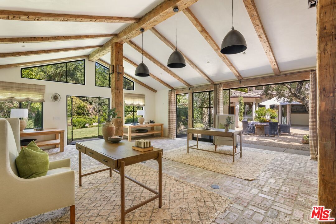 3099 Mandeville Canyon Rd