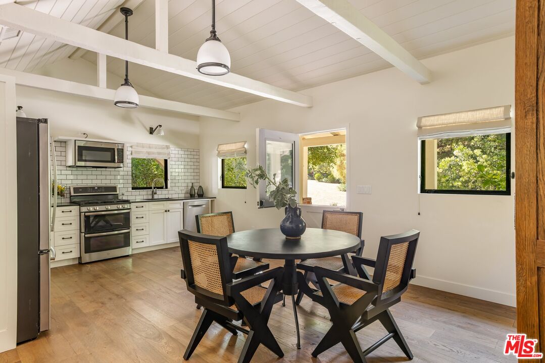 3099 Mandeville Canyon Rd