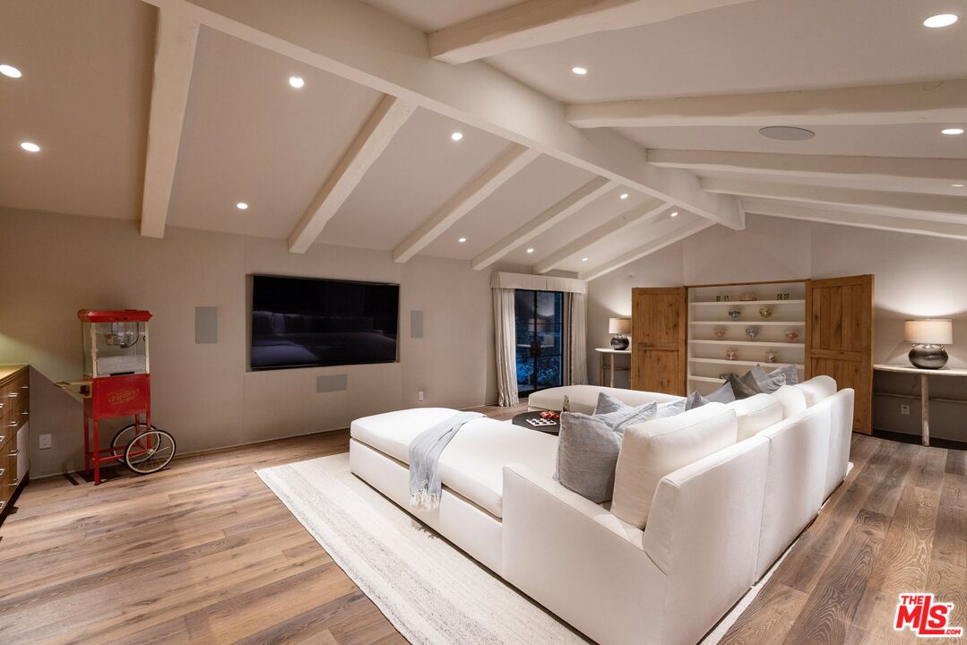 3099 Mandeville Canyon Rd