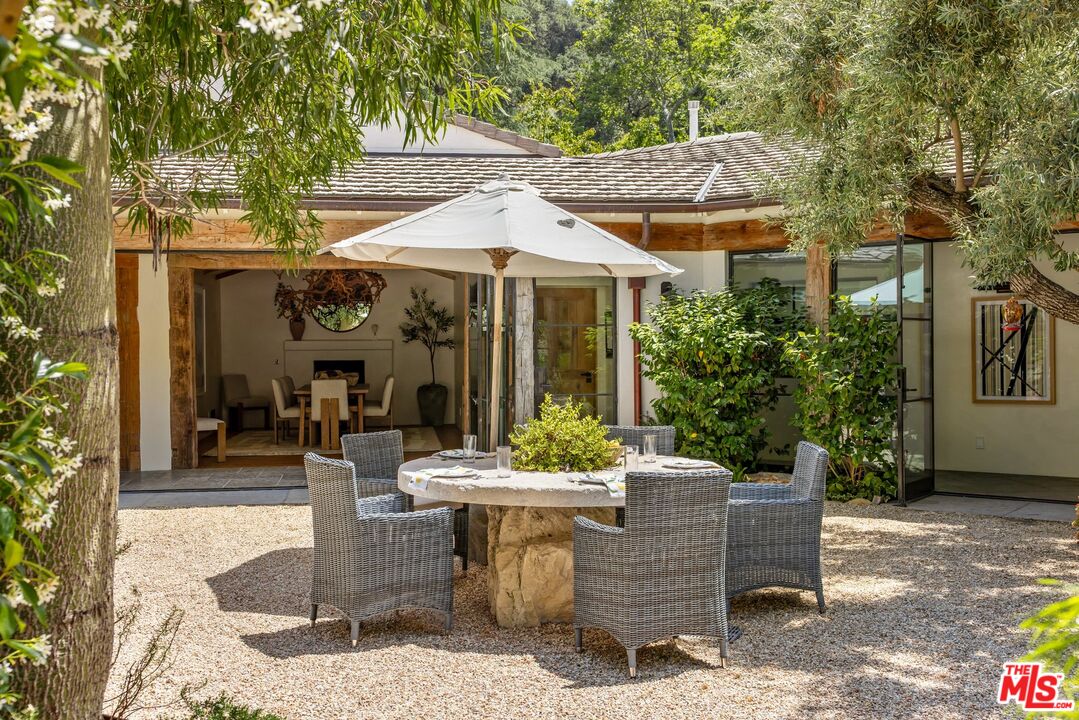 3099 Mandeville Canyon Rd