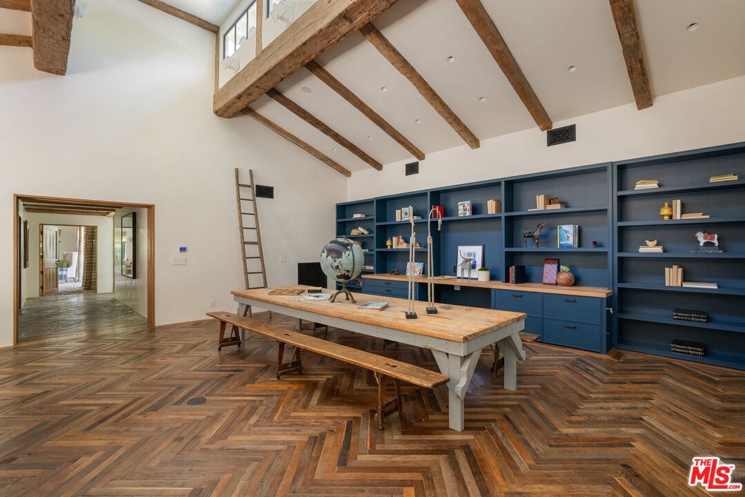 3099 Mandeville Canyon Rd