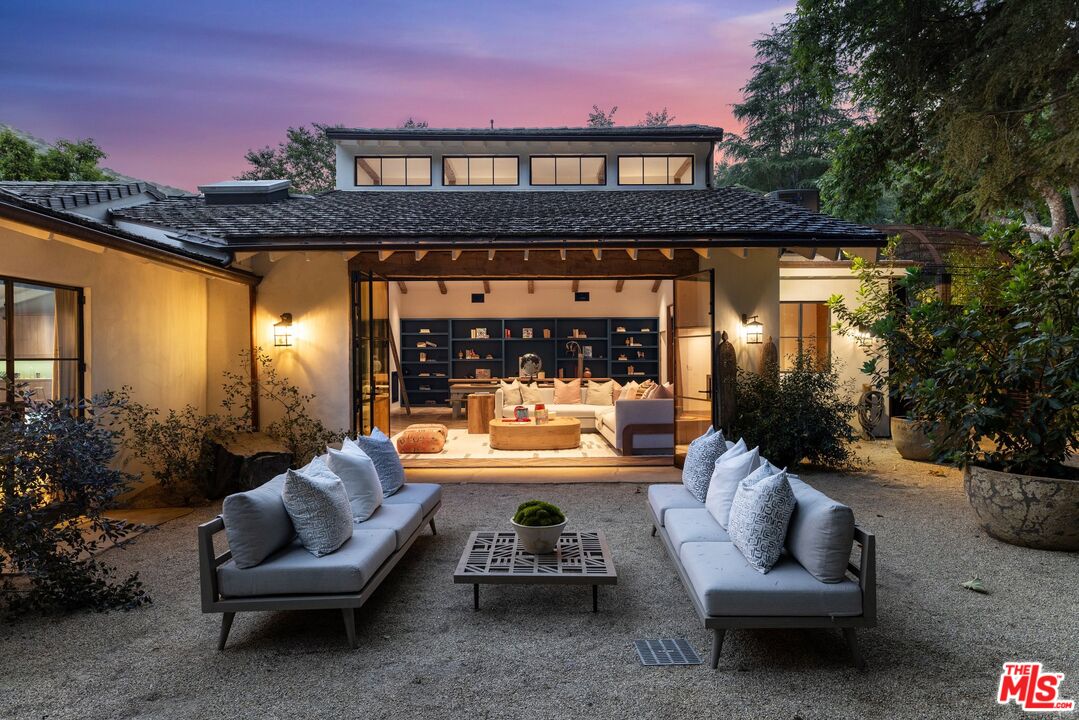 3099 Mandeville Canyon Rd