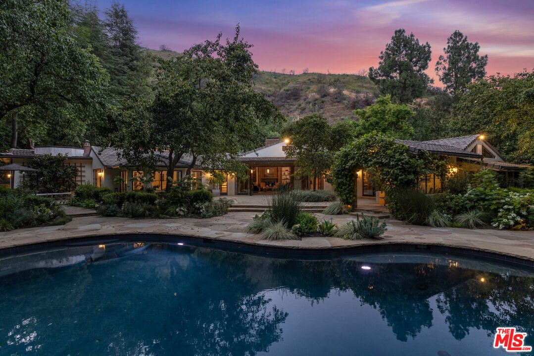 3099 Mandeville Canyon Rd