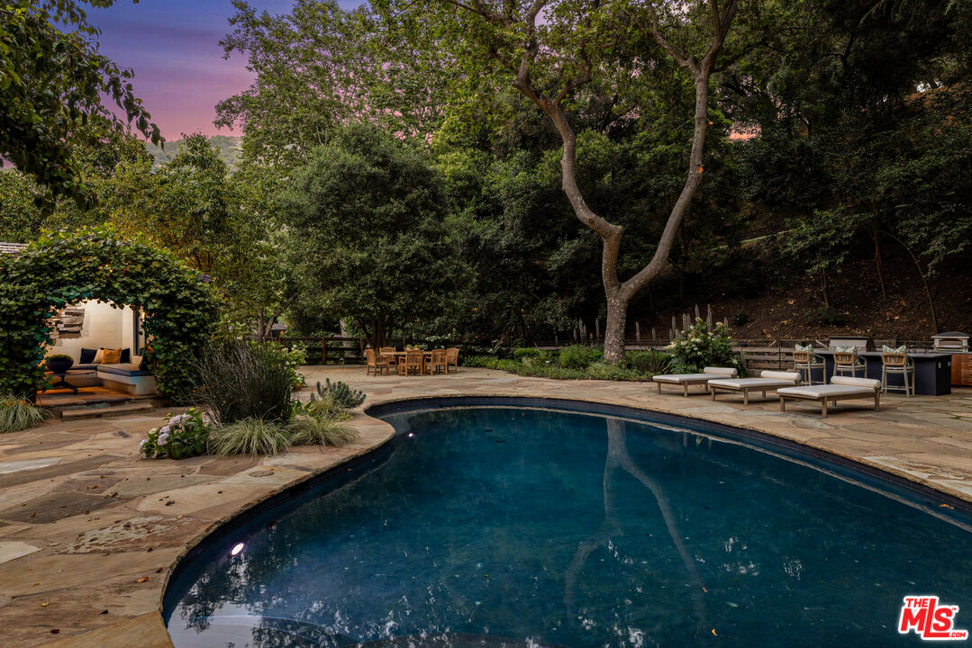 3099 Mandeville Canyon Rd