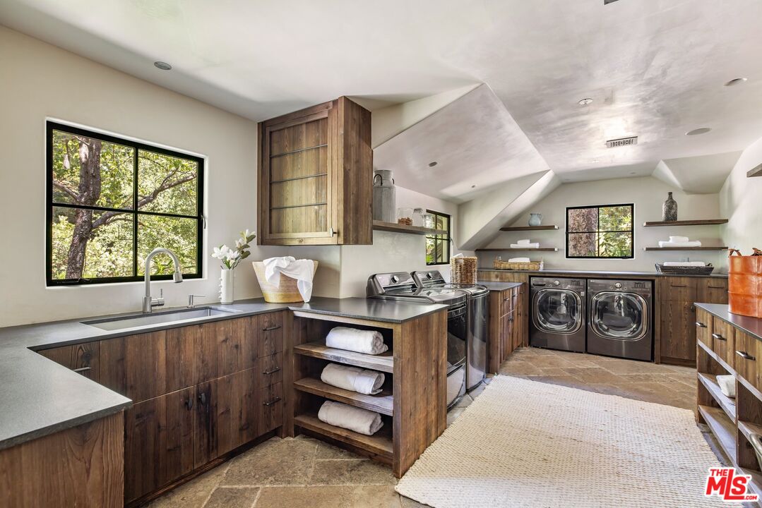 3099 Mandeville Canyon Rd