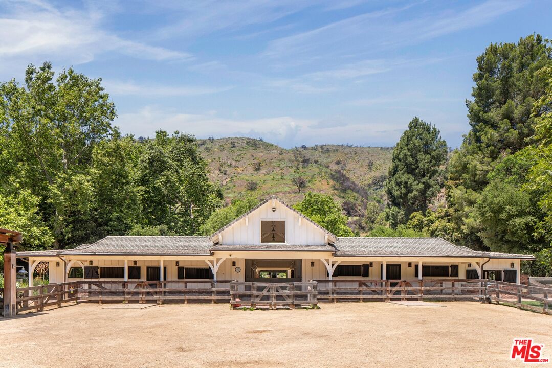 3099 Mandeville Canyon Rd