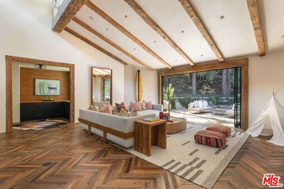 3099 Mandeville Canyon Rd