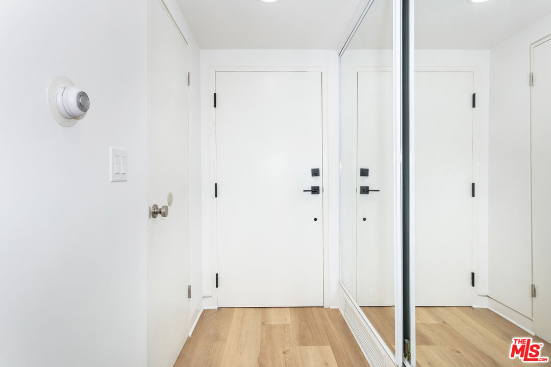 301 S Rexford Dr Unit: 1