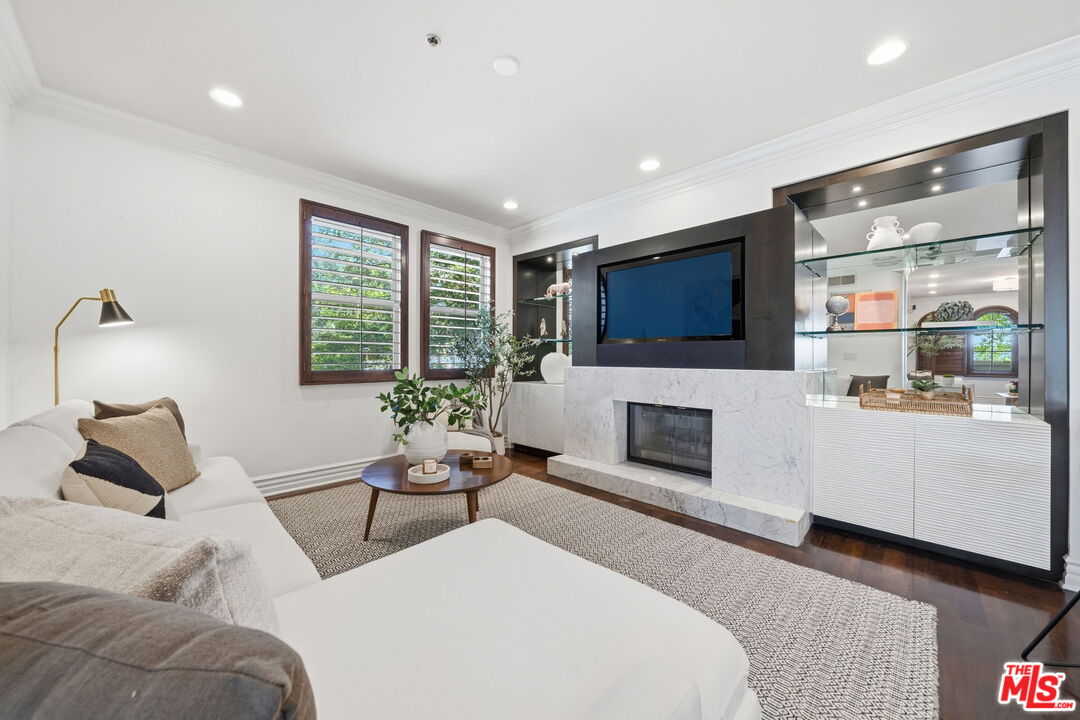 850 N Croft Ave Unit: 202