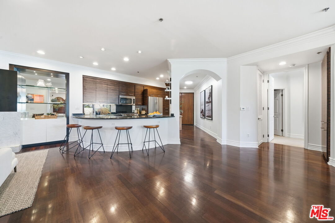 850 N Croft Ave Unit: 202