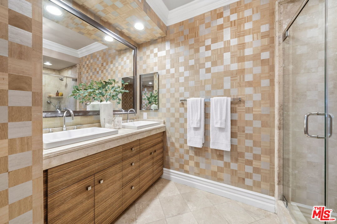 850 N Croft Ave Unit: 202