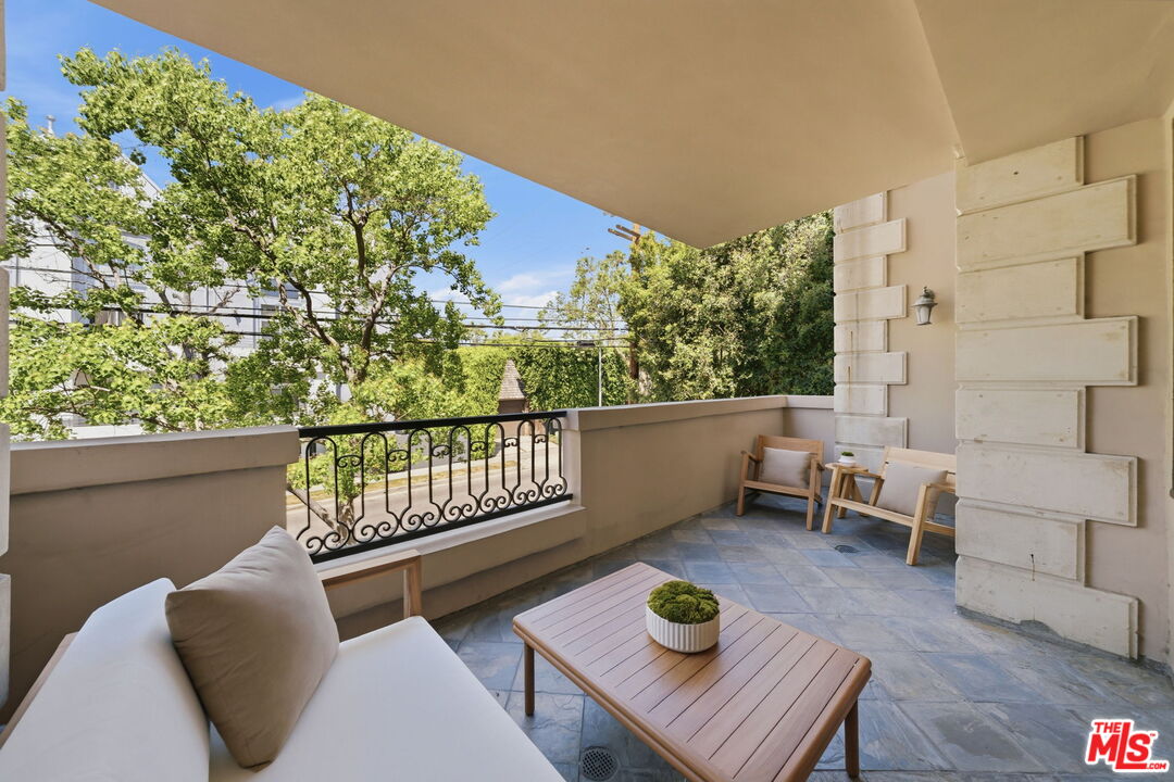 850 N Croft Ave Unit: 202