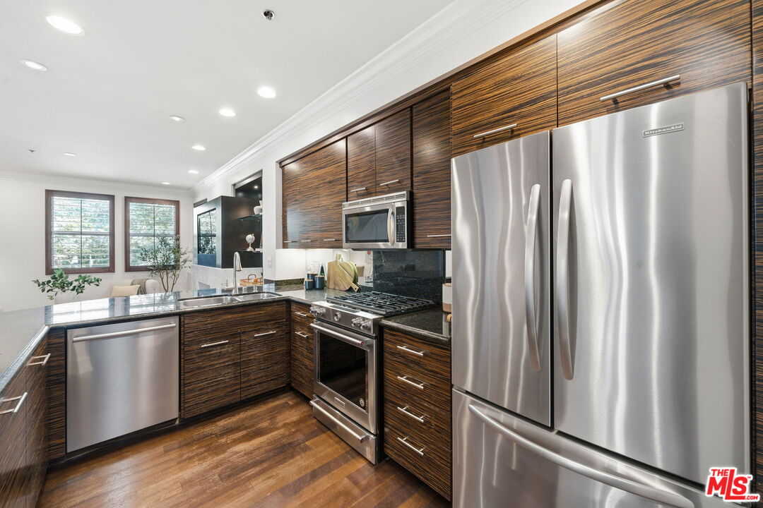 850 N Croft Ave Unit: 202