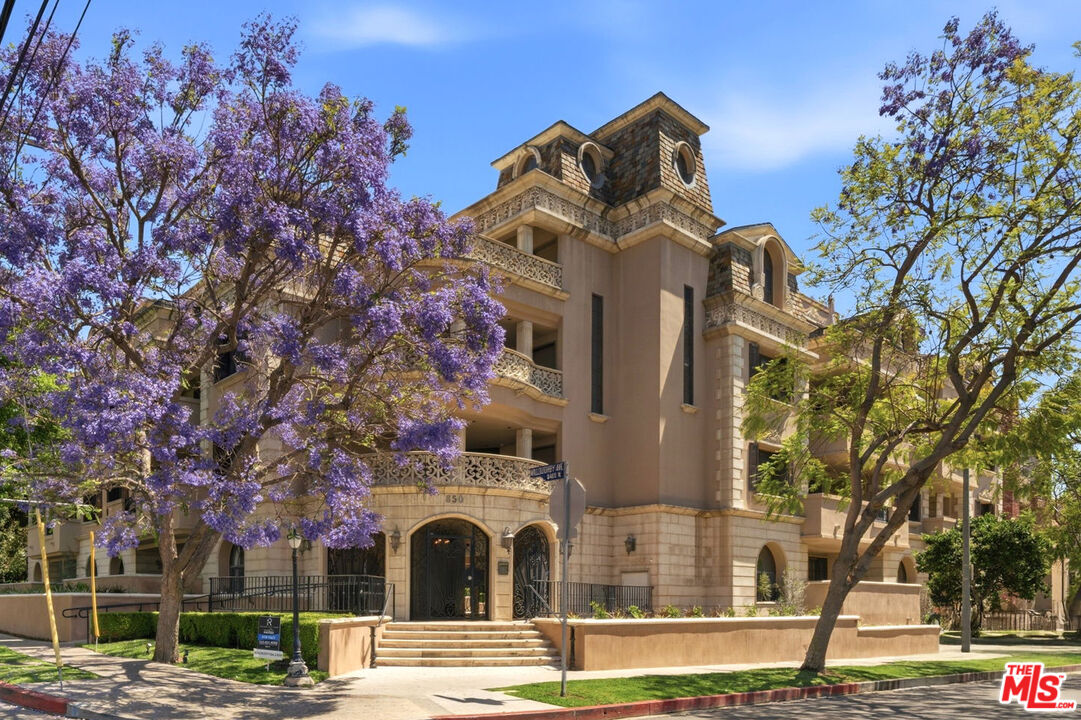 850 N Croft Ave Unit: 202