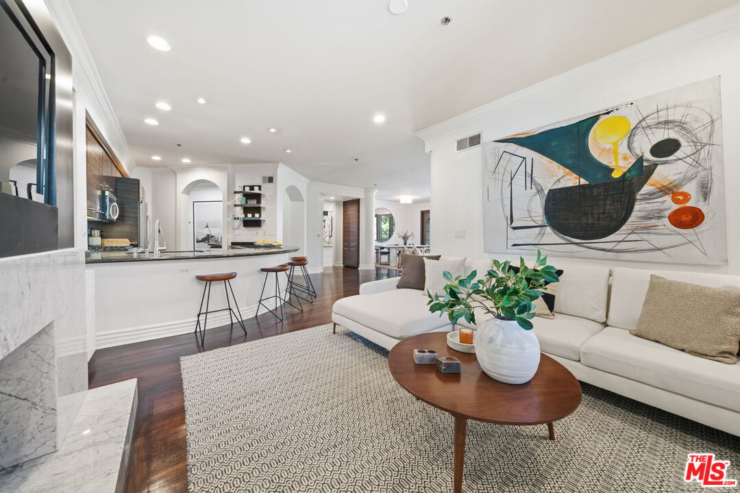 850 N Croft Ave Unit: 202