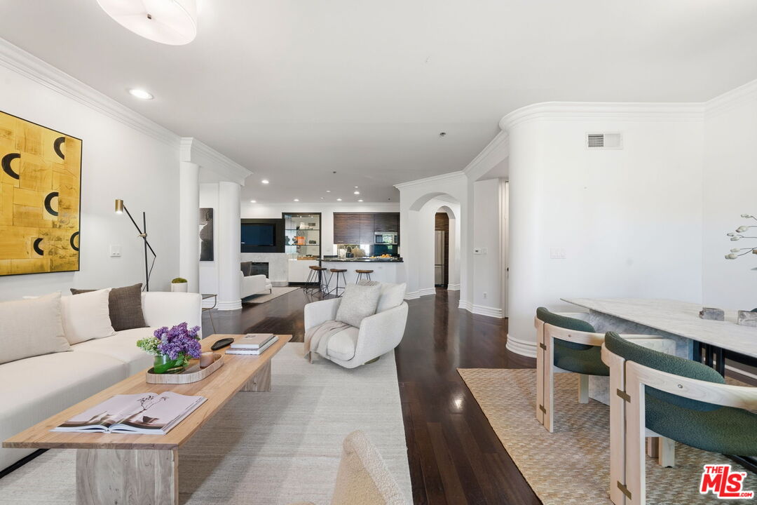 850 N Croft Ave Unit: 202