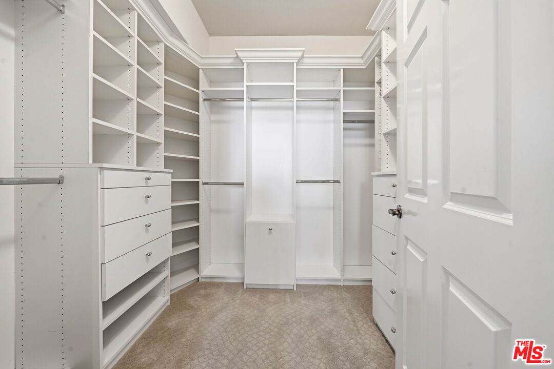 850 N Croft Ave Unit: 202