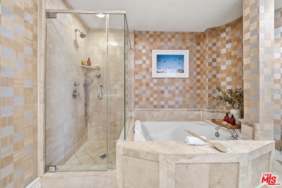 850 N Croft Ave Unit: 202