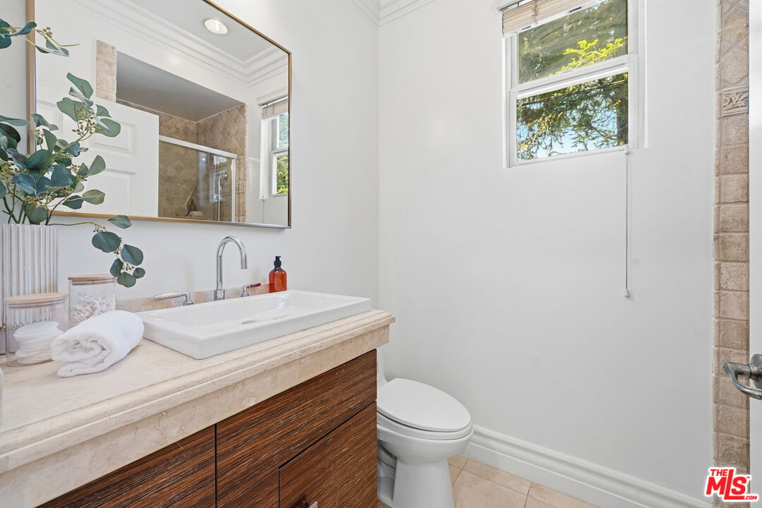 850 N Croft Ave Unit: 202