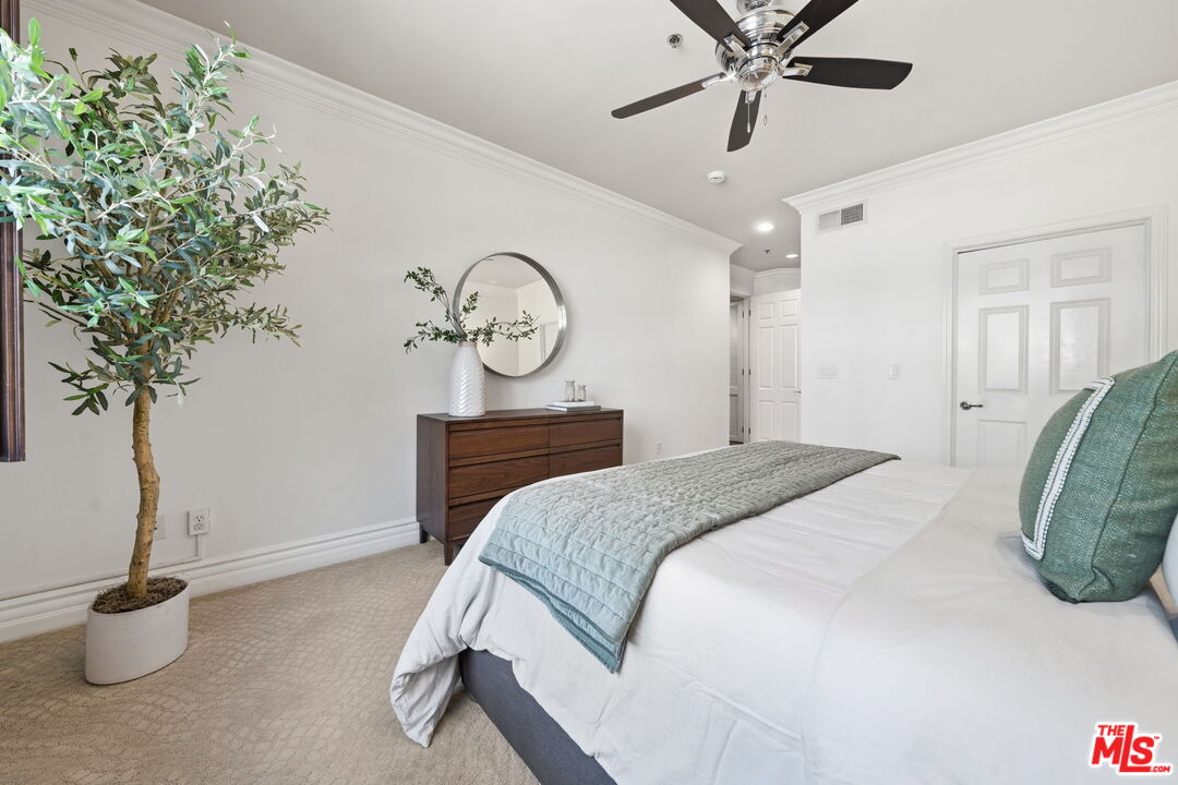 850 N Croft Ave Unit: 202