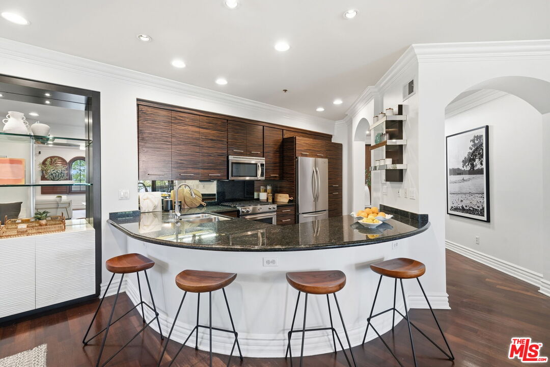 850 N Croft Ave Unit: 202