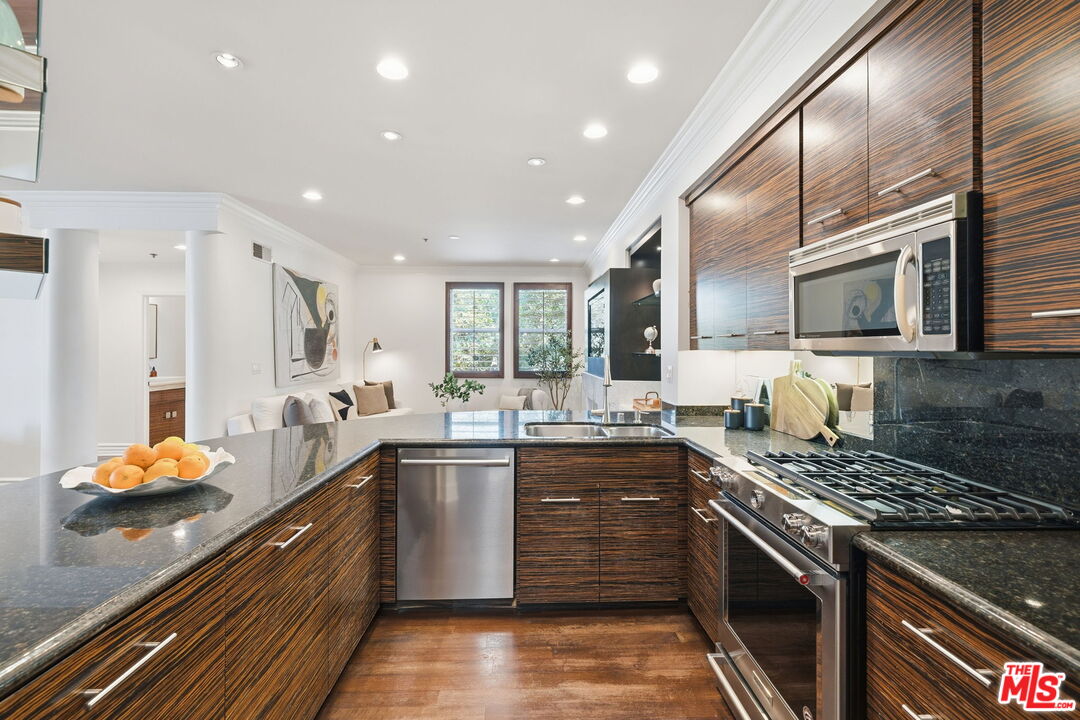 850 N Croft Ave Unit: 202